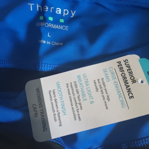 Contrast-Panel Performance Crop Leggings - Picture 3 of 3